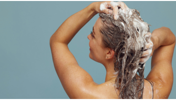 Cuoio capelluto grasso o con forfora: come identificare la causa e scegliere il trattamento giusto per riequilibrarlo
